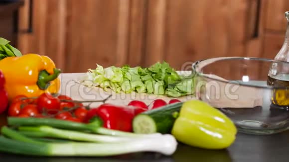 准备蔬菜沙拉使用移动摄像机停止运动视频的预览图