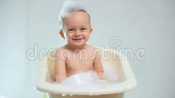 4小浴缸里快乐快乐洗婴儿的镜头视频的预览图