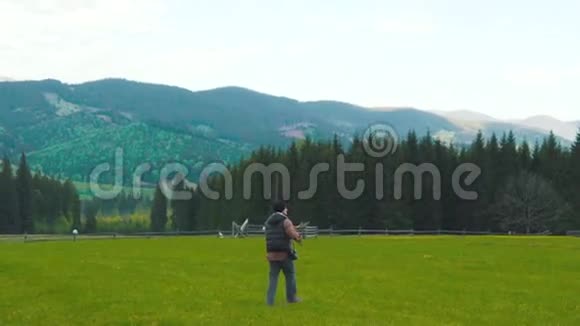 摄影师在群山的背景上拍照视频的预览图