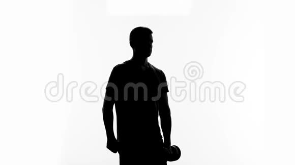 强壮的男人用哑铃器械做健身运动举重运动视频的预览图