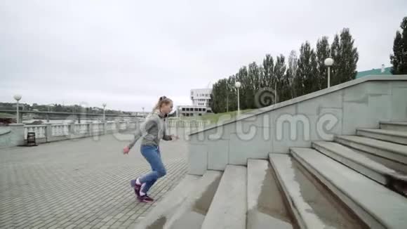 户外拍摄的适合年轻女人跑在台阶上跑步者早上在楼梯上锻炼视频的预览图