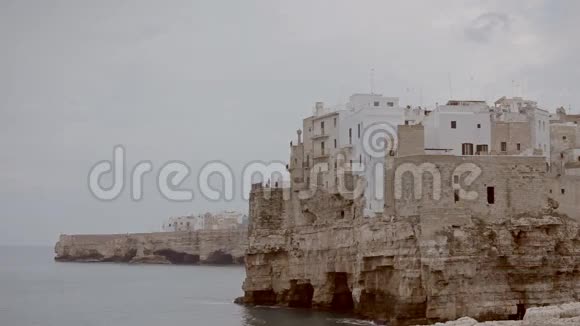 波里尼亚诺中世纪的城市在海边的悬崖上视频的预览图