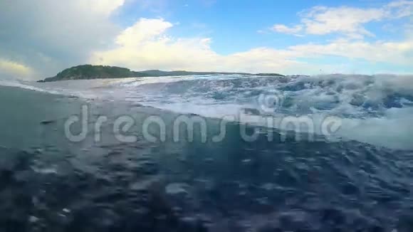 波浪穿过透明的船底视频的预览图