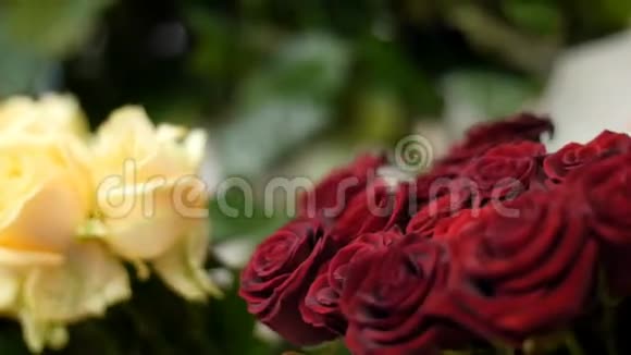 特写花店在秀场上橱窗里有很多花束花束上有不同色彩的玫瑰花视频的预览图