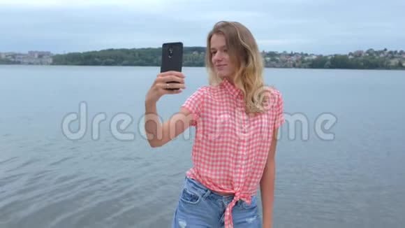 美女在手机上自拍视频的预览图