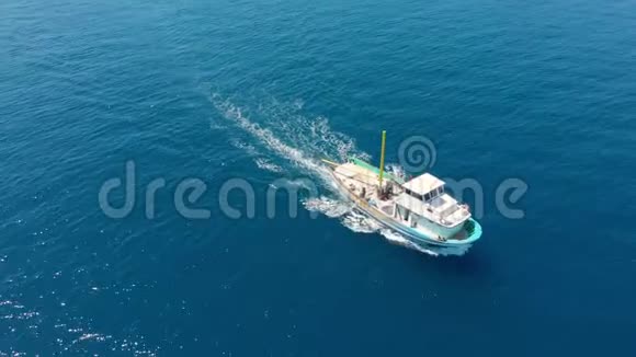 一艘小渔船去公海寻找和捕捉鲑鱼视频的预览图