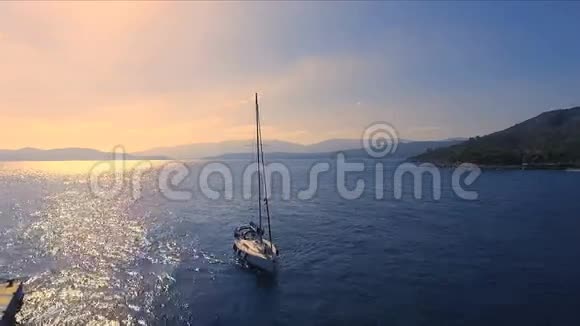 日落在一个空旷的希腊码头美沙纳地中海航空视频拍摄一艘单独的帆船视频的预览图
