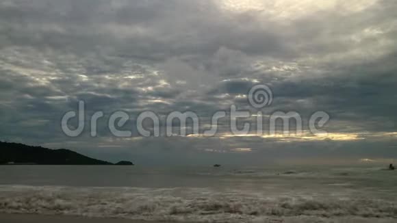 日落时有波浪的沙滩天空上有雷声戏剧气氛视频的预览图
