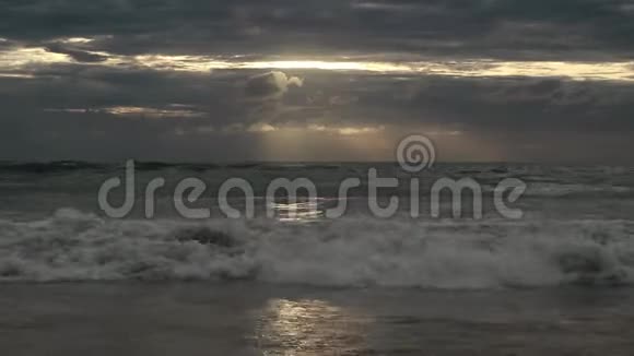 日落时有波浪的沙滩天空上有雷声戏剧气氛视频的预览图