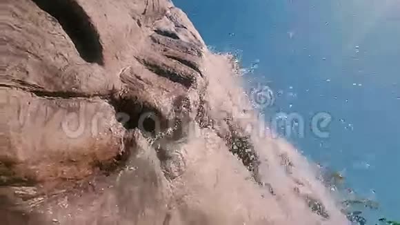 底部的小石瀑布景水滴落在摄像机上视频的预览图