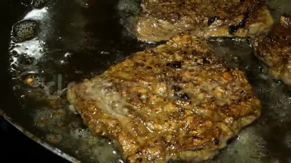烹饪肝脏牛排或肉牛肉肝或肉牛排是用铁锅煎的视频的预览图