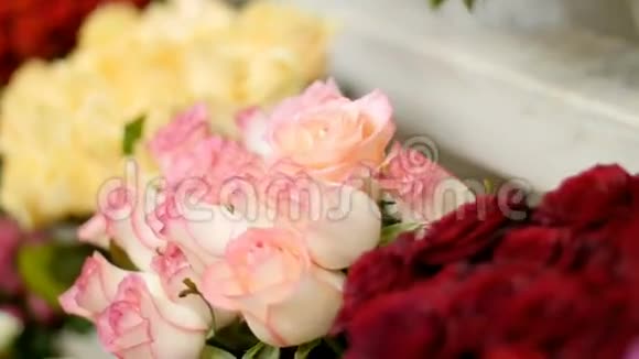 特写镜头花店在展示橱窗上有许多花束与不同的彩色玫瑰视频的预览图