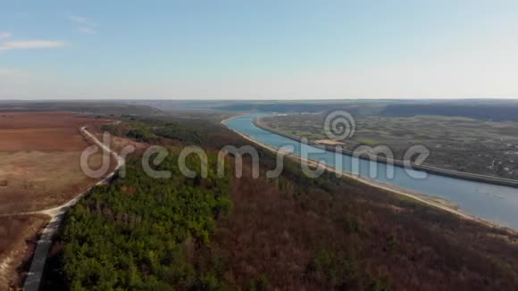 无人机俯视图带着树木和河流飞过秋坡美丽的绿色山脊飞越高空视频的预览图