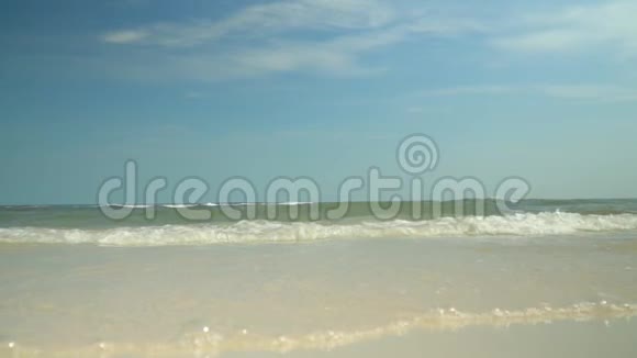 在荒岛海滩上阳光明媚的一天视频的预览图