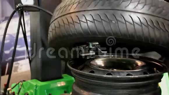 轮胎轮胎轮胎的修理和更换视频的预览图