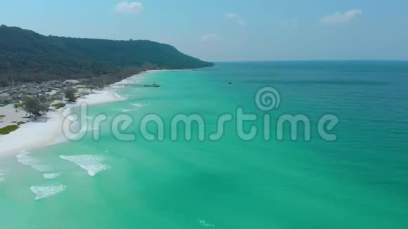 在KohRong的长滩上Dran飞过无尽的白色沙滩和绿松石水视频的预览图