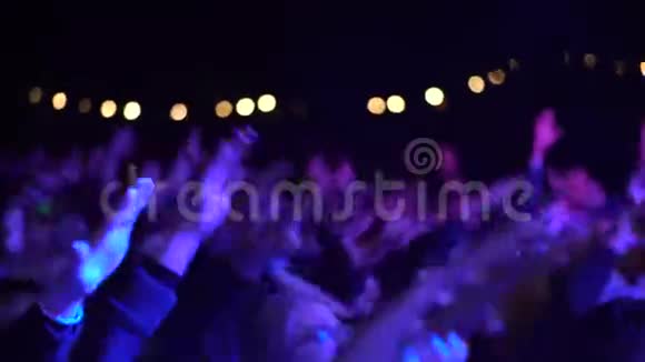 在拥挤的地方在头顶上挥动双手夜间音乐晚会视频的预览图