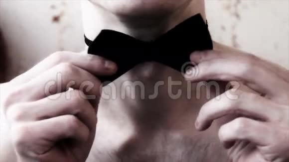 戴着黑色领带的男人的脖子视频的预览图