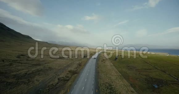 鸟瞰乡村美景直升机飞过海岸上的交通道路视频的预览图