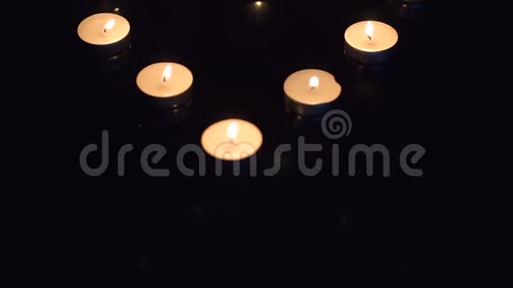 由许多小蜡烛制成的爱情象征特写镜头视频的预览图