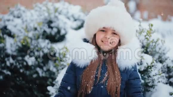 冬天下雪的时候漂亮的女孩视频的预览图