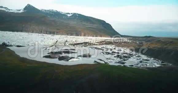 冰岛冰湖的美丽景观科普特拍摄了Vatnajokull冰川融化的鸟瞰图视频的预览图