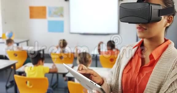 教室内使用虚拟现实耳机和数字平板电脑的教师视频的预览图