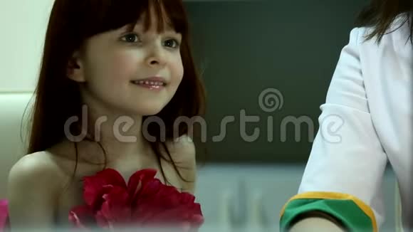 可爱的可爱的兴奋的黑发女孩孩子微笑着指着电脑屏幕显示器视频的预览图