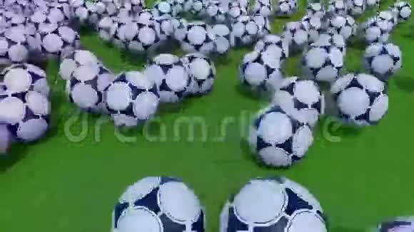 许多足球在绿草地上滚动和弹跳4KPro产品剪辑视频的预览图