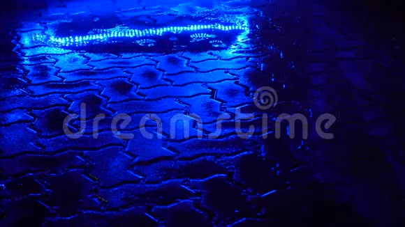 夜街上有雨水坑中蓝光反射视频的预览图