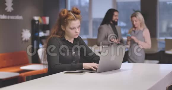 白种人精疲力竭的白种人女人在笔记本电脑键盘上打字用手抱着头的肖像疲惫的女性视频的预览图