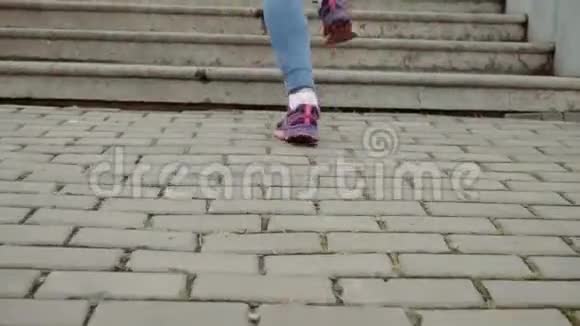 户外拍摄的适合年轻女人跑在台阶上跑步者早上在楼梯上锻炼视频的预览图
