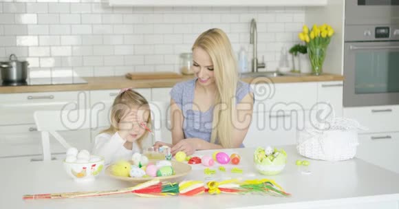 可爱的母女给鸡蛋着色视频的预览图