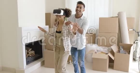 幸福的年轻夫妇在新公寓虚拟旅游视频的预览图