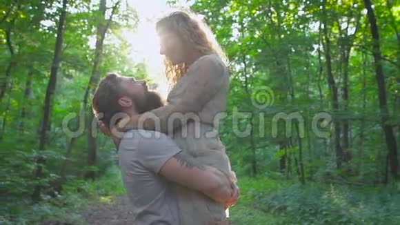有胡子的年轻人在树林里拥抱他的女朋友视频的预览图