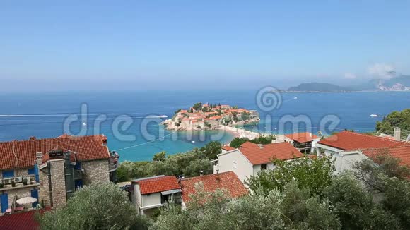 斯维蒂斯特凡岛黑山放大镜头圣斯蒂芬黑山亚得里亚海海岸线粉红色沙滩度假村视频的预览图