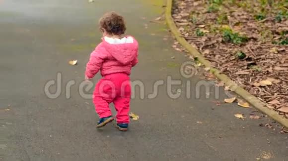 孩子独自在公园里散步视频的预览图