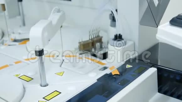 现代实验室生物化学设备和仪器视频的预览图