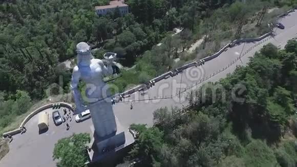 第比利斯格鲁吉亚母亲纪念碑的空中录像视频的预览图