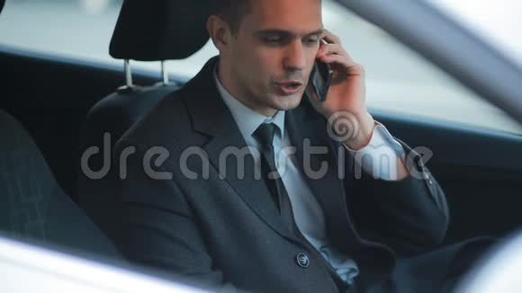 商人在车里在电话里骂人视频的预览图