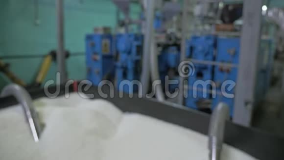 塑料水管的制造带有塑料颗粒的专用开放容器制造到工厂的管子这就是视频的预览图