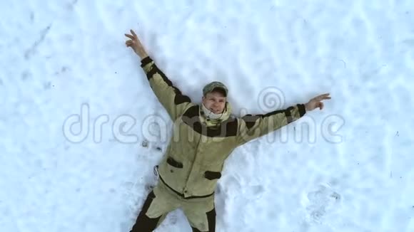 山上的观光客躺在雪地上视频的预览图