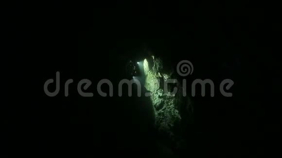 潜水员带着相机和灯光在古巴的纪念碑里视频的预览图