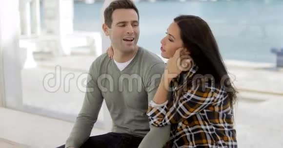 浪漫的年轻夫妇坐着看视频的预览图