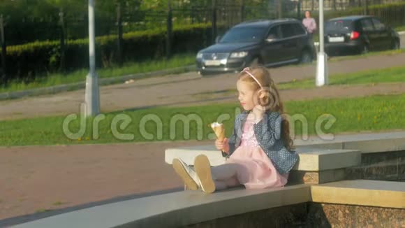 快乐的女孩在她的假期里带了一些甜的冰淇淋视频的预览图