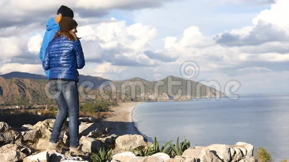 年轻夫妇住在岩石的顶端视频的预览图