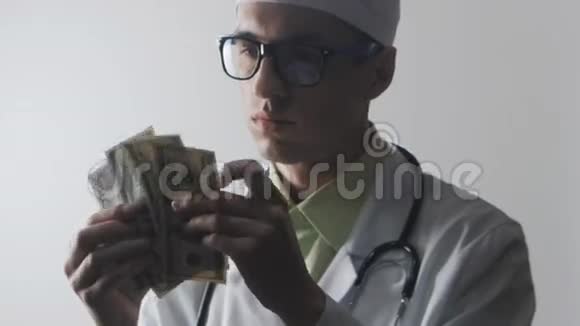 医生数钱向医务工作者行贿昂贵的药视频的预览图
