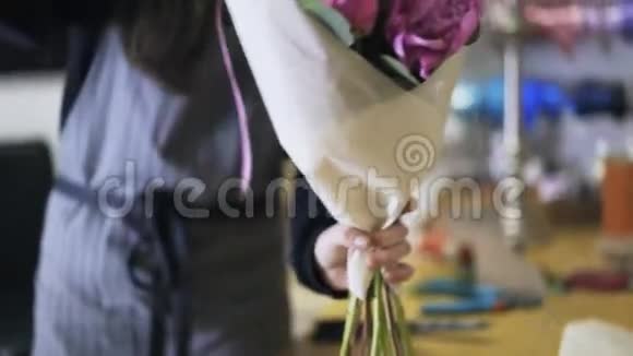 花店员工包着一束紫色的花视频的预览图