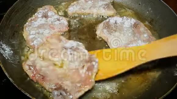 烹调肝牛排或肉牛肉肝或肉排在铁锅里煎视频的预览图