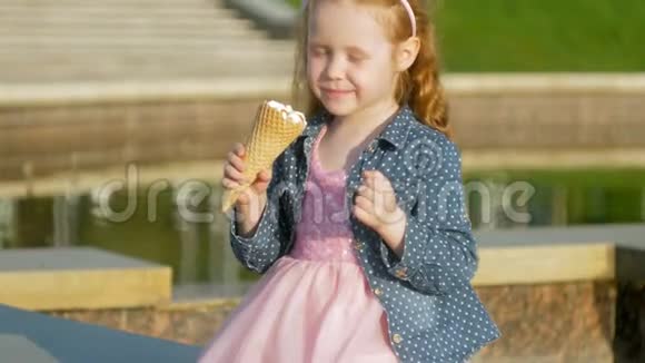 快乐的女孩在她的假期里带了一些甜的冰淇淋视频的预览图